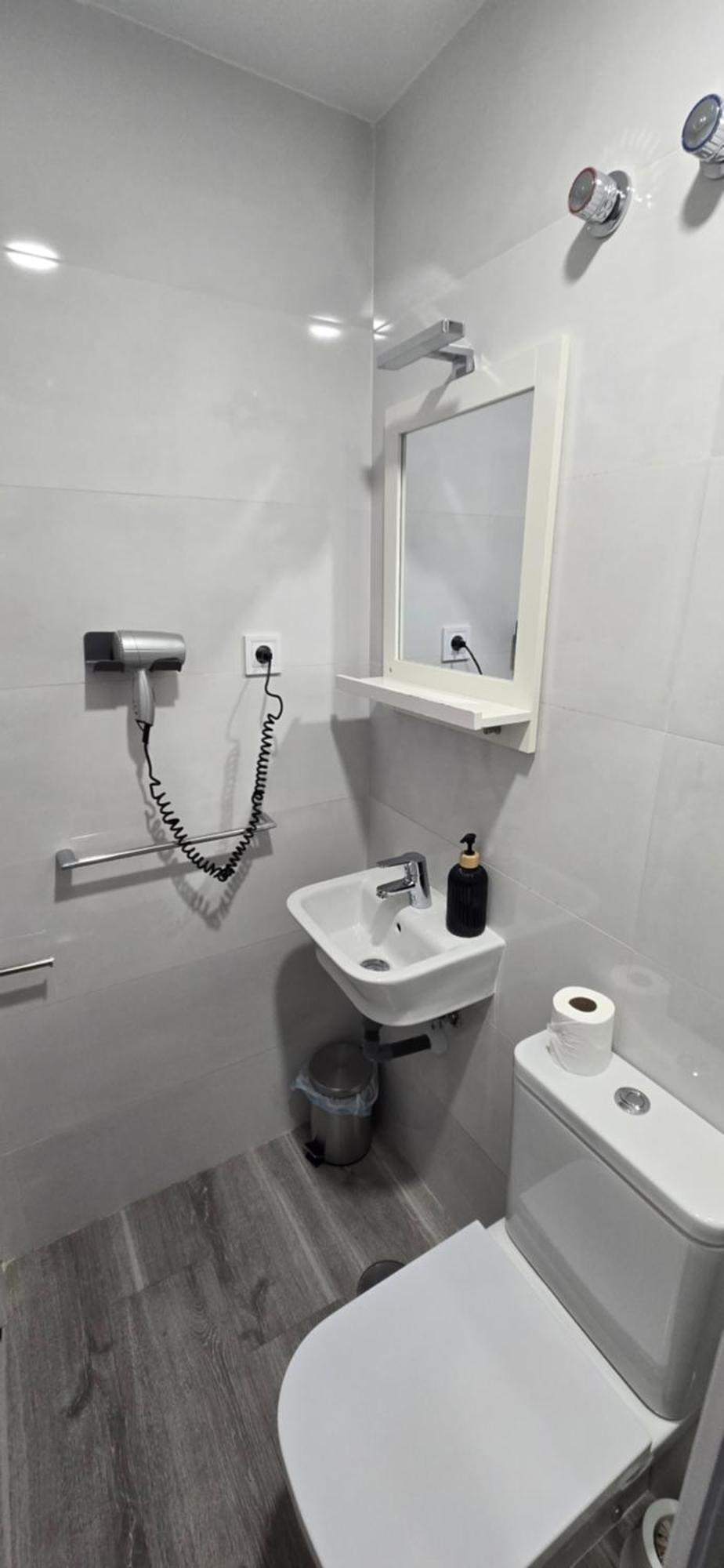 Habitaciones Universal Madrid Esterno foto