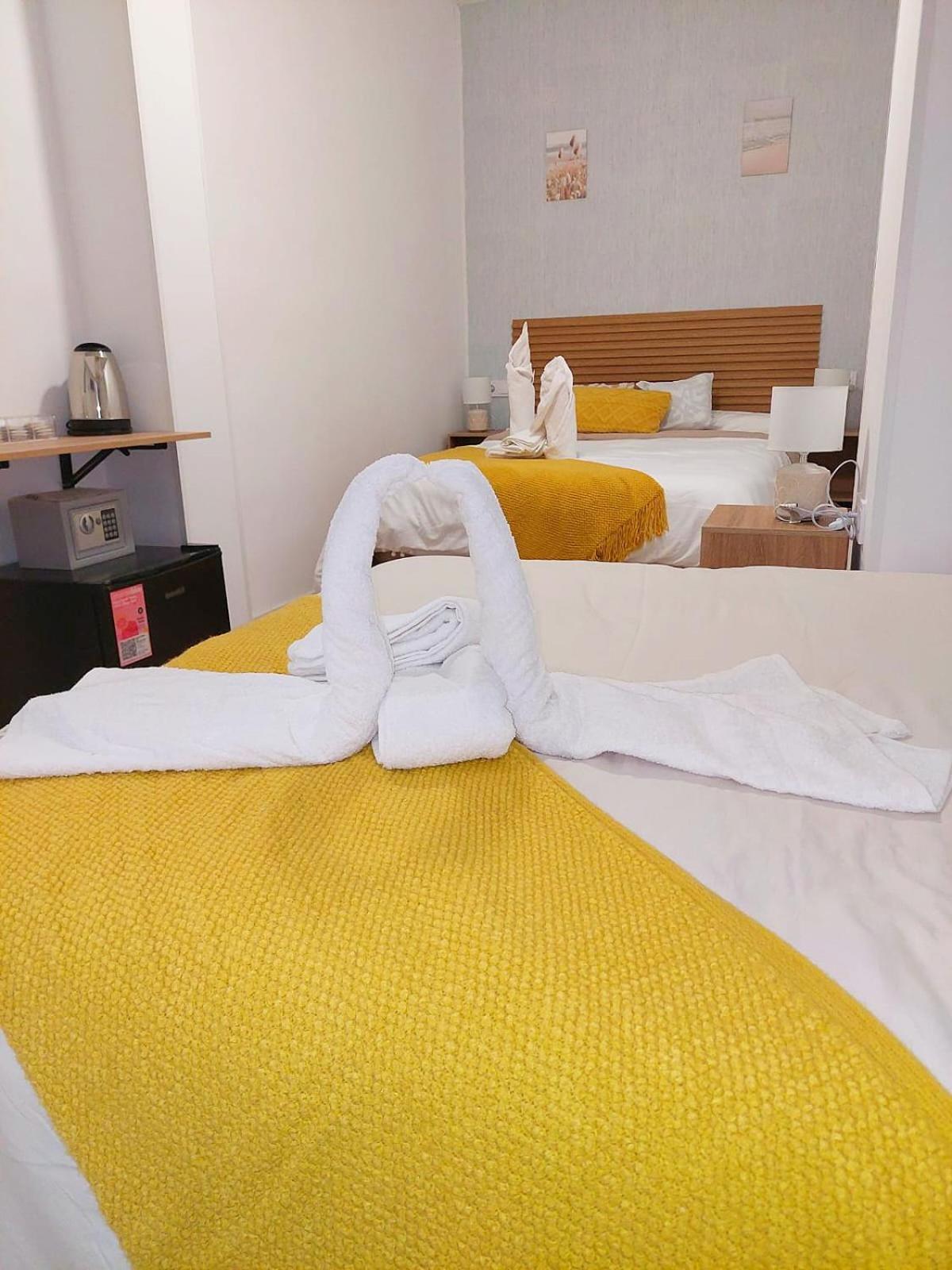 Habitaciones Universal Madrid Esterno foto