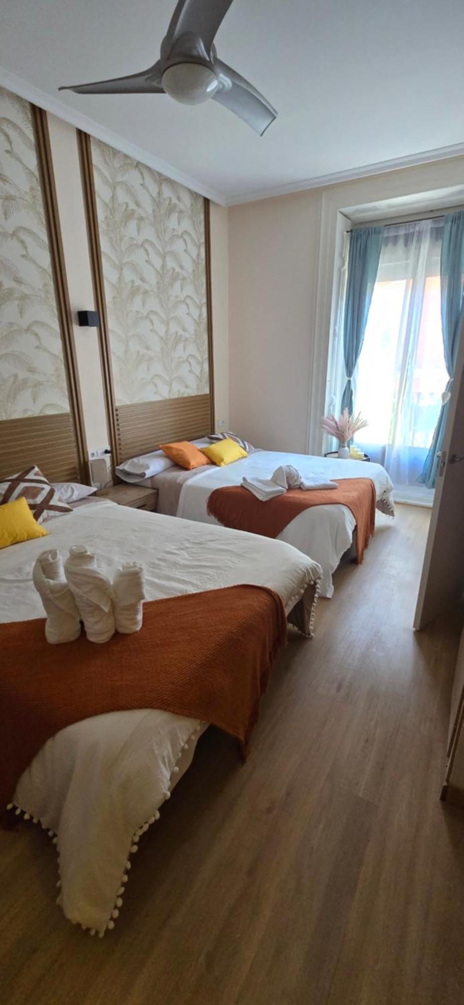 Habitaciones Universal Madrid Esterno foto